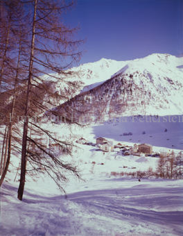 Samnaun Dorf, links Bäume, Winter 
