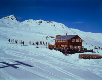Scuol, Bergrestaurant Motta Naluns, Winter, mit viel Betrieb