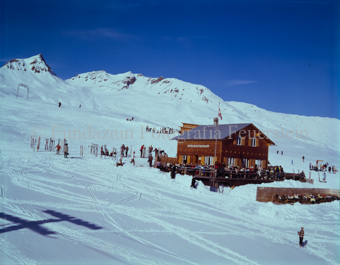 Scuol, Bergrestaurant Motta Naluns, Winter, mit viel Betrieb