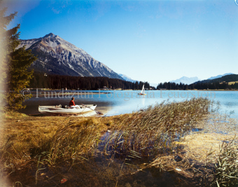 Frau im Boot auf See