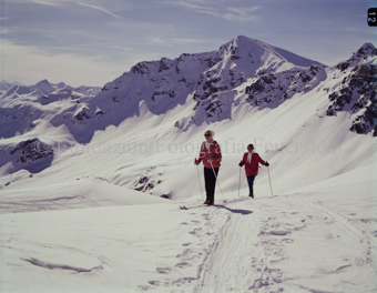 Skitourengänger oder Skifahrer vor Bergkulissse
