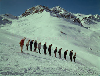 Skitourengänger oder Skifahrer vor Bergkulissse