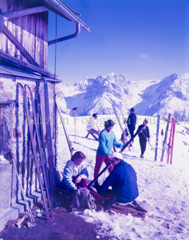 Skifahrer bei Berghütte