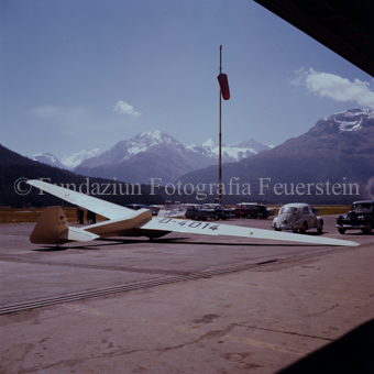 Flugfeld mit Segelflugzeug und Autos