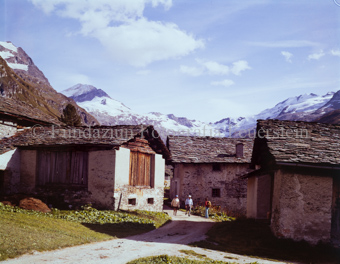 Alphäuser und Speicher, dazwischen Personen