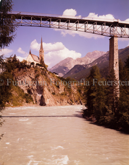 Kirche Scuol mit Inn, Brücke
