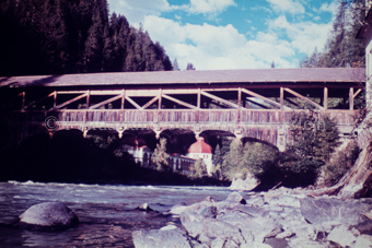 Holzbrücke über Inn, Trinkhalle «Büvetta Tarasp»