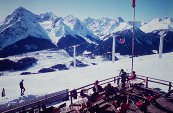 schneebedeckte Berglandschaft im Hintergrund