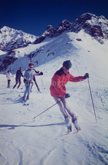 Skifahrer auf Piste, Slalom