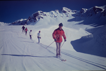 Skifahrer auf Piste, Slalom