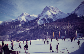 Curlingspieler und Zuschauer auf Eisfeld