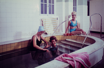 Drei Frauen in Wellness-Behandlung, Unterwasser-Therapie