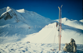 Ski und Rucksack im Schnee