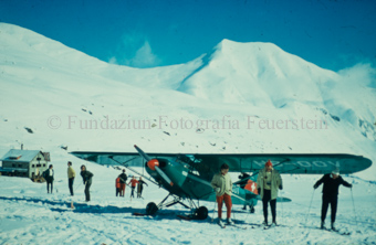 Skitourengänger bei Propellerflugzeug