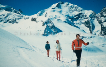 Skitourengänger auf Trovat-Sattel mit Piz Bernina