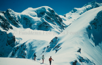 Skitourengänger auf Piz d'Arlas-Sattel