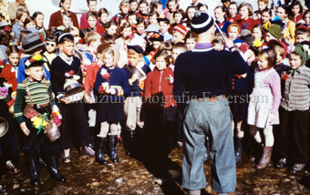 Chalandamarz, Kinderchor mit Schellen