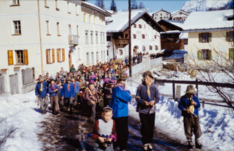 Chalandamarz, Umzug der Kinder mit Schellen
