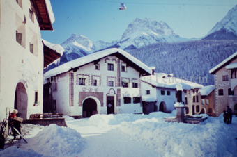 Verschneiter Dorfplatz