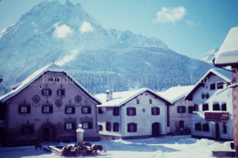 Verschneiter Dorfplatz