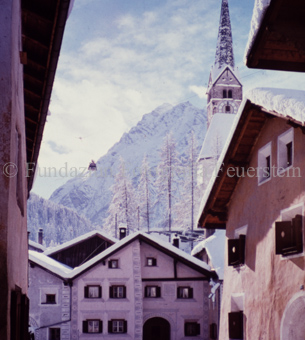 Verschneite Gasse mit Kirche