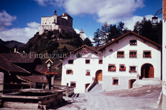 Dorfplatz mit Brunnen, Schloss Tarasp