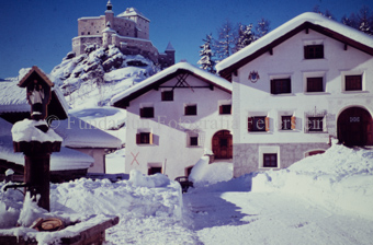 Verschneiter Dorfplatz mit Brunnen, Schloss Tarasp