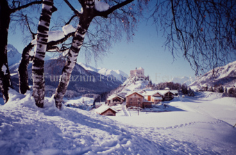 Verschneite Landschaft, Blick auf Dorf und Schloss Tarasp