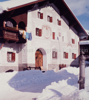 Haus an verschneiter Strasse