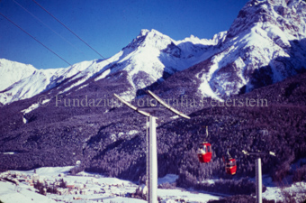 Gondelseilbahn oberhalb von Scuol, Winter