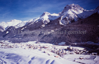 Verschneite Landschaft, Blick auf Dorf Scuol und Tal