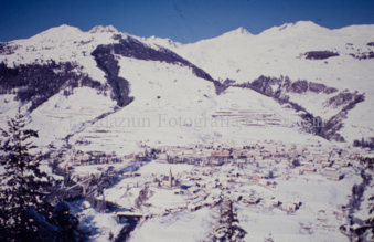 Verschneite Landschaft, Blick auf Dorf Scuol und Piz Champatsch