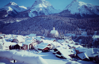 Blick auf verschneites Dorf Scuol mit Kirche
