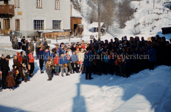 Chalandamarz, Kinderchor mit Schellen