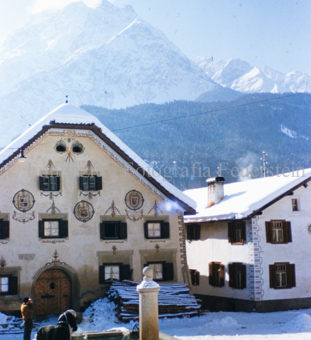 Chalandamarz, Häuser und Brunnen im Dorf