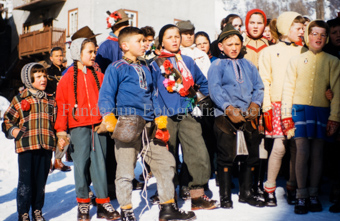 Chalandamarz, Kinderchor mit Schellen