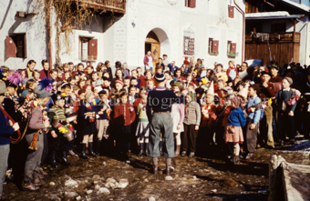 Chalandamarz, Kinderchor mit Schellen