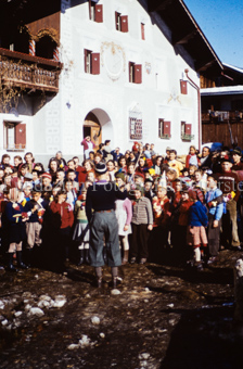 Chalandamarz, Kinderchor mit Schellen