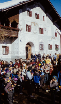 Chalandamarz, Kinderchor mit Schellen