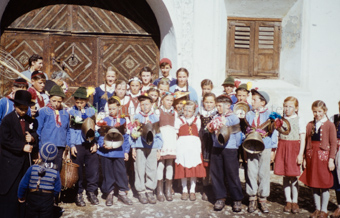 Chalandamarz, Kinder mit Schellen vor Haustor