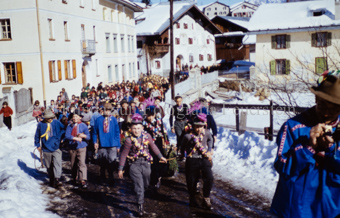 Chalandamarz, Umzug der Kinder mit Schellen durchs Dorf