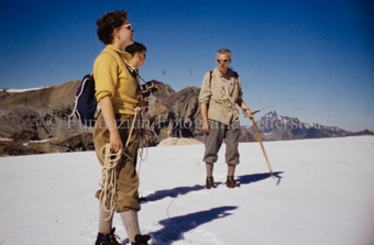 Drei Personen auf Gletscherwanderung