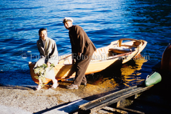 Mann und Frau bei Boot «Ginevra» am Ufer