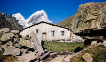 Alte Alphütte mit Steinmauer