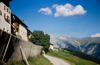 Eingang Dorf Vnà, Blick auf Berglandschaft