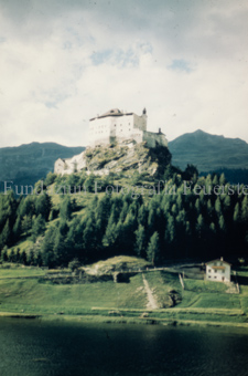 Schloss Tarasp mit Wald und See