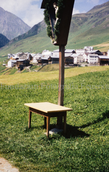 Tisch unter Wegkreuz
