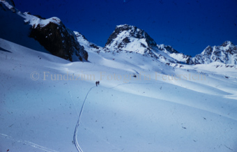 Skitourengänger in verschneiter Berglandschaft
