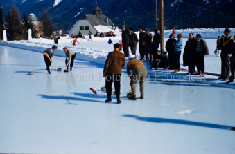 Curlingspieler und Zuschauer auf Eisfeld