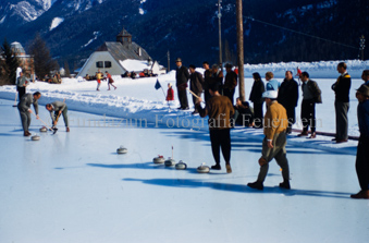 Curlingspieler und Zuschauer auf Eisfeld